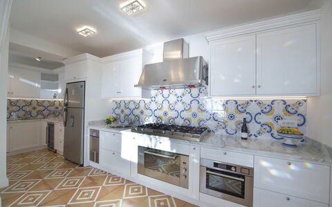 Villa Melissa: Azul, Cocina, Piso, Diseño De Interiores, Estufa De Cocina, Suelo, Electrodoméstico, Loseta, Mostrador, Aparato De Cocina