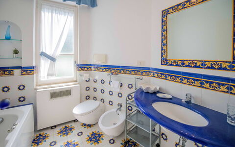 Villa Grazia: Azul, Diseño De Interiores, Piso, Suelo, Arreglo De Tubería, Encendiendo, Grifo, Lavabo Del Baño, Baño, Loseta