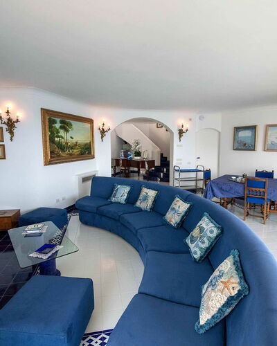 Villa Grazia: Mueble, Diseño De Interiores, Sofá, Piso, Suelo, Mesa, Techo, Sala, Habitación, Encendiendo