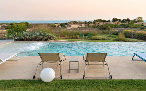 Villa Bel Prato: Mueble, Mueble Para Exteriores, Silla, Sombra, Piscina, Jardín, Sunlounger, Mesa Al Aire Libre, Césped
