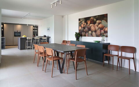 Villa Bel Prato: Mueble, Piso, Diseño De Interiores, Suelo, Pared, Comedor, Silla, Madera, Mesa, Cocina Y Comedor Mesa