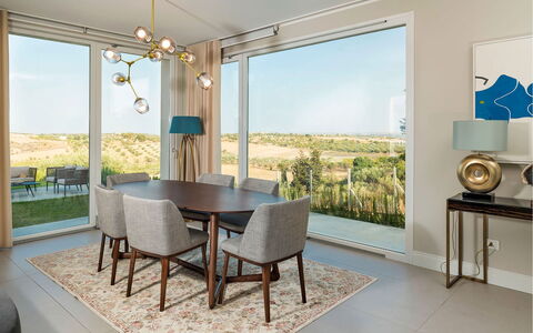 Green Hill: Mueble, Diseño De Interiores, Silla, Mesa, Piso, Cocina Y Comedor Mesa, Suelo, Comedor, Techo, Habitación