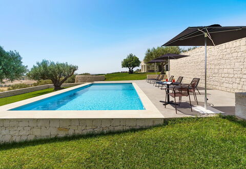 Green Hill: Piscina, Azul, Material Compuesto, Recurso, Losa, Inmuebles, Jardín, Paisajismo, Mueble Para Exteriores, Casa De Campo
