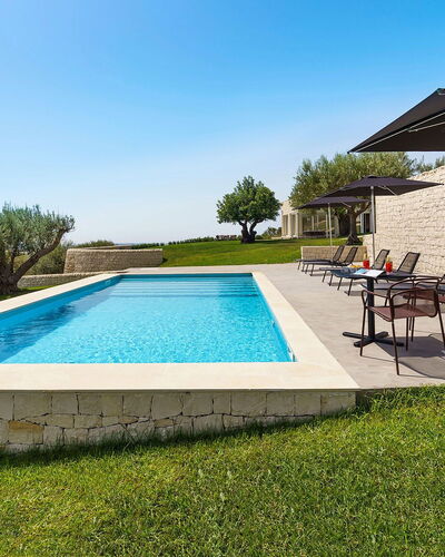Green Hill: Piscina, Azul, Material Compuesto, Recurso, Losa, Inmuebles, Jardín, Paisajismo, Mueble Para Exteriores, Casa De Campo