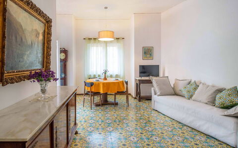 Apartment Amina: Piso, Suelo, Diseño De Interiores, Habitación, Techo, Alfombra, Loseta, Sala