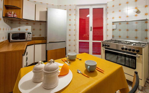 Apartment Amina: Diseño De Interiores, Piso, Madera, Suelo, Cocina, Electrodoméstico, Habitación, Aparato De Cocina, Techo, Encendiendo