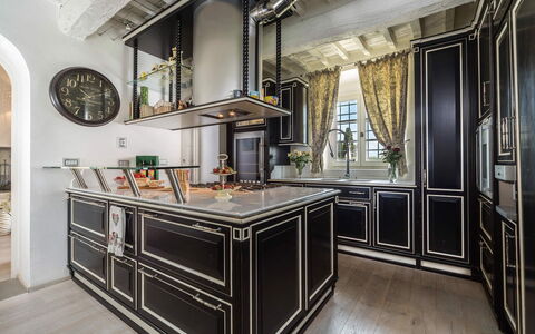 Villa Chianti: Diseño De Interiores, Cocina, Piso, Encendiendo, Techo, Mostrador, Mueble, Gabinetes, Lámpara, Habitación