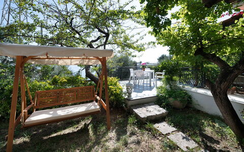 Villa Eva: Mueble, Jardín, Primavera, Mueble Para Exteriores, Sombra, Silla, Patio Interior, Paisajismo, Yarda