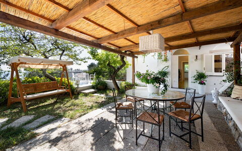 Villa Eva: Mueble, Mesa, Silla, Mueble Para Exteriores, Porche, Maceta, Mesa Al Aire Libre, Suelo, Cocina Y Comedor Mesa, Patio