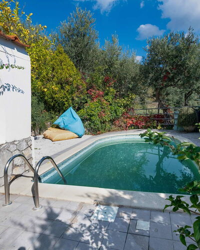 Villa Eva: Azul, Piscina, Jardín, Patio Interior, Sombra, Fuente De Agua, Paisajismo, Mueble Para Exteriores, Recurso, Eco Hotel