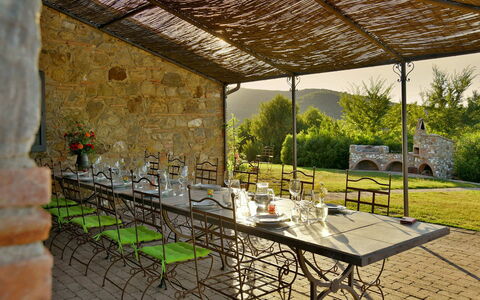 Villa Ghirlanda: Mueble, Mesa, Cocina Y Comedor Mesa, Silla, Mueble Para Exteriores, Mesa Al Aire Libre, Jardín, Eco Hotel, Sombra, Patio Interior