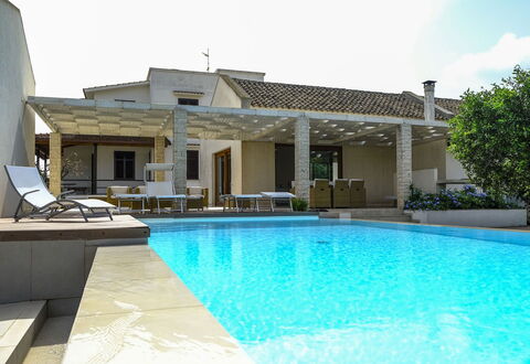 Villa Adriana: Piscina, Recurso, Barrio Residencial, Thermae, Mueble Para Exteriores, Mueble, Casa, Eco Hotel, Material Compuesto, Sombra