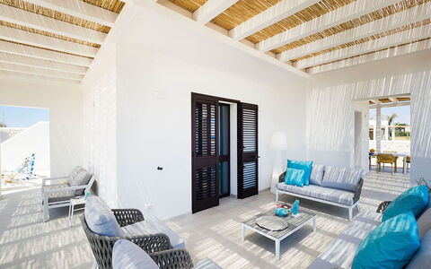Thyme: Suelo, Piso, Recurso, Sombra, Silla, Diseño, Mueble Para Exteriores, Balcón, Hotel, Villa