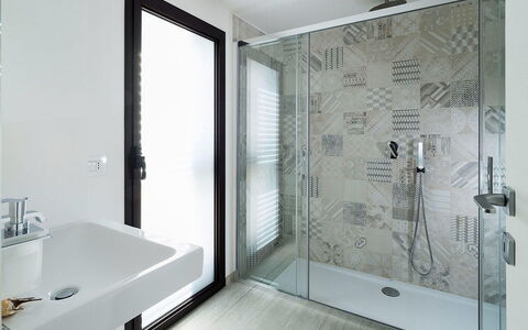 Rosemary: Baño, Arreglo De Tubería, Diseño De Interiores, Piso, Suelo, Ducha, Grifo, Plomería, Alcachofa De La Ducha, Loseta