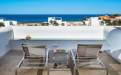 Villa Orietta: Mueble, Mueble Para Exteriores, Silla, Sombra, Material Natural, Mesa De Café, Planta De Casa, Balcón, Maceta, Recurso