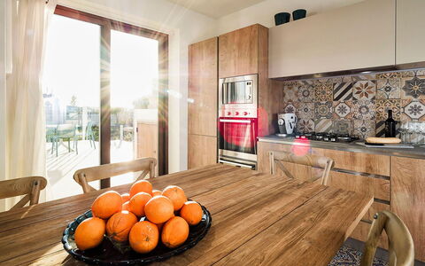 Villa Orietta: Mueble, Cocina, Mostrador, Piso, Diseño De Interiores, Suelo, Suelos De Madera, Gabinetes, Aparato De Cocina, Madera