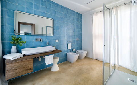 Villa Orietta: Baño, Arreglo De Tubería, Piso, Diseño De Interiores, Suelo, Lavabo, Grifo, Lavabo Del Baño, Plomería, Loseta