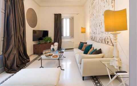 Dimora Simona: Mueble, Diseño De Interiores, Piso, Suelo, Mesa, Sala, Habitación, Sofá, Textil, Techo