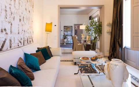 Dimora Simona: Mueble, Diseño De Interiores, Sofá, Pared, Piso, Sala, Habitación, Mesa, Suelo, Techo