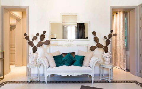 Dimora Simona: Mueble, Diseño De Interiores, Pared, Piso, Casa, Suelo, Sala, Sofá, Encendiendo, Habitación