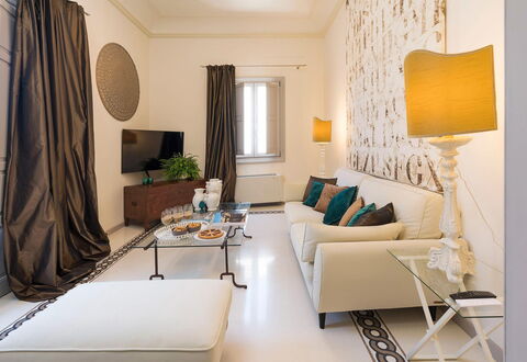 Dimora Simona: Mueble, Diseño De Interiores, Piso, Suelo, Mesa, Sala, Habitación, Sofá, Textil, Techo