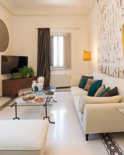Dimora Simona: Mueble, Diseño De Interiores, Piso, Suelo, Mesa, Sala, Habitación, Sofá, Textil, Techo