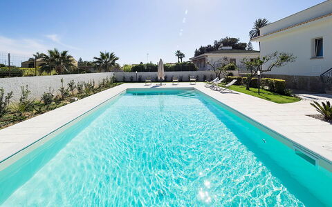 Villa Emma: Azul, Piscina, Recurso, Material Compuesto, Eco Hotel, Fuente De Agua, Hotel, Loseta, Paisajismo