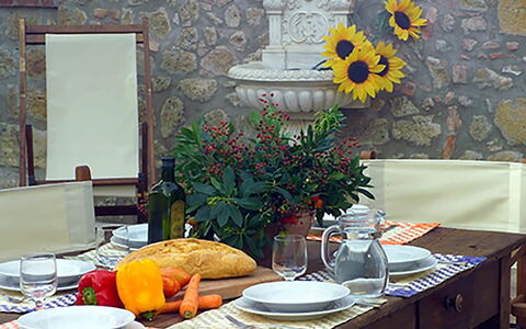 Villa Montichiello: Mueble, Mesa, Madera, Silla, Diseño De Interiores, Cocina Y Comedor Mesa, Manteles, Maceta, Comedor, Mesa Al Aire Libre