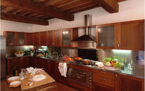 Villa Montichiello: Cocina, Mostrador, Gabinetes, Madera, Aparato De Cocina, Diseño De Interiores, Mueble, Electrodoméstico, Lámpara, Encendiendo