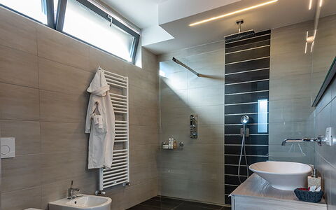 Villa Perla: Piso, Diseño De Interiores, Arreglo De Tubería, Techo, Suelo, Baño, Lámpara, Encendiendo, Lavabo, Espejo