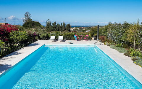 The Flower Garden: Azul, Piscina, Agua, Recurso, Material Compuesto, Ocio, Mueble Para Exteriores, Eco Hotel, Sombra, Paisajismo