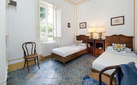 The Flower Garden: Piso, Suelo, Diseño De Interiores, Mueble, Madera, Habitación, Habitación, Techo, Marco De La Cama, Cama