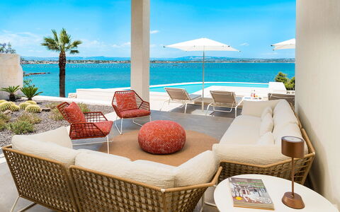 Sea Art Villa: Mueble, Mueble Para Exteriores, Silla, Recurso, Mar, Costeras Y Los Accidentes Geográficos Oceánico, Sombra, Costa, Eco Hotel, Oceano