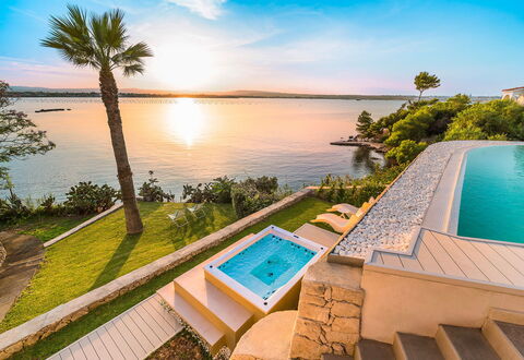 Sea Art Villa: Azul, Agua, Cuerpo De Agua, Piscina, Costeras Y Los Accidentes Geográficos Oceánico, Recurso, Costa, Mar, Lago, Ocio