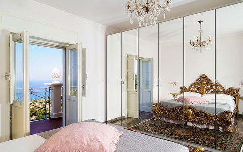 Blue Star Villa: Mueble, Diseño De Interiores, Habitación, Pared, Cama, Piso, Suelo, Habitación, Textil, Lecho
