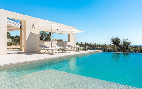 Villa Bruna: Azul, Piscina, Material Compuesto, Recurso, Sombra, Diseño, Zona Tropical, Villa, Eco Hotel, Mueble Para Exteriores