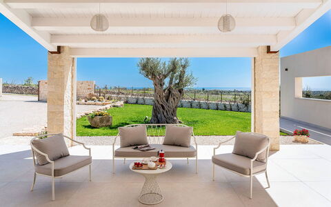 Villa Bruna: Mueble, Mueble Para Exteriores, Silla, Mesa, Mesa Al Aire Libre, Sombra, Patio, Mesa De Café, Jardín, Brazo