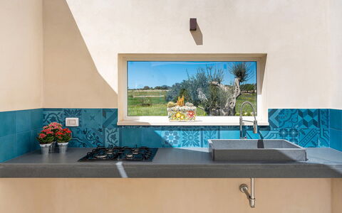 Villa Bruna: Azul, Pared, Cocina, Mostrador, Loseta, Pintar, Hormigón, Material Natural, Planta De Casa, Manchas De Madera