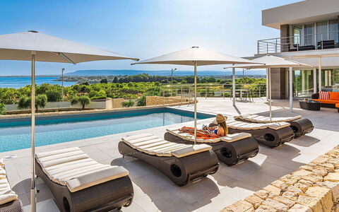 Villa Silvia: Piscina, Mueble Para Exteriores, Recurso, Sunlounger, Silla, Sombra, Paraguas, Eco Hotel, Villa, Patio