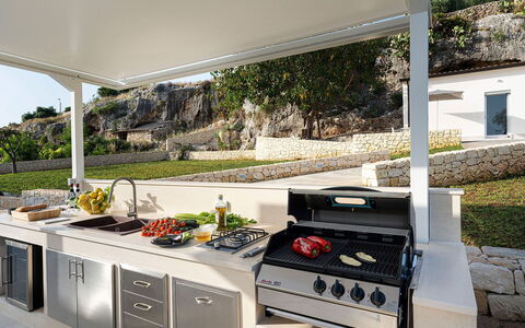 Villa Silvia: Cocina, Electrodoméstico, Aparato De Cocina, Estufa De Cocina, Estufa De Gas, Mostrador, Estufa, Electrodoméstico, Planta De Casa, Silla