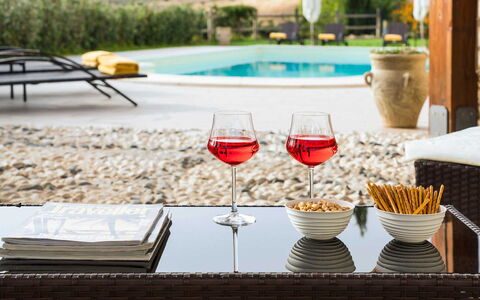 Villa Carousel: Mueble, Vajilla, Drinkware, Mesa, Utensilios Para Servir, Comida, Barware, Mueble Para Exteriores