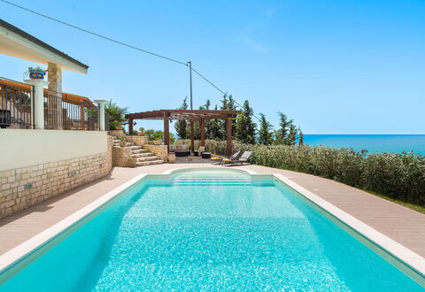 Villa Carousel: Azul, Agua, Piscina, Recurso, Material Compuesto, Mar, Ocio, Mueble Para Exteriores, Eco Hotel, Oceano