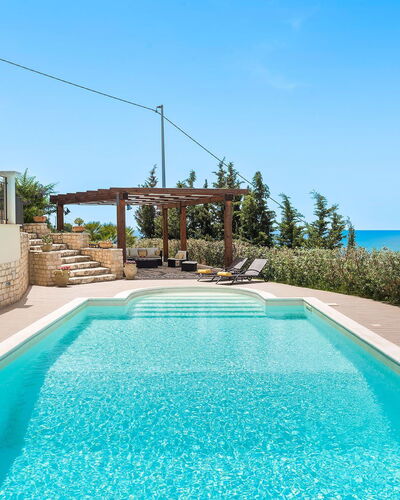 Villa Carousel: Azul, Agua, Piscina, Recurso, Material Compuesto, Mar, Ocio, Mueble Para Exteriores, Eco Hotel, Oceano