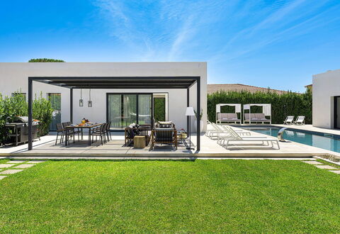 Villa la Isla: Mueble Para Exteriores, Piscina, Jardín, Sombra, Paisajismo, Inmuebles, Patio, Recurso, Patio, Estructura Al Aire Libre