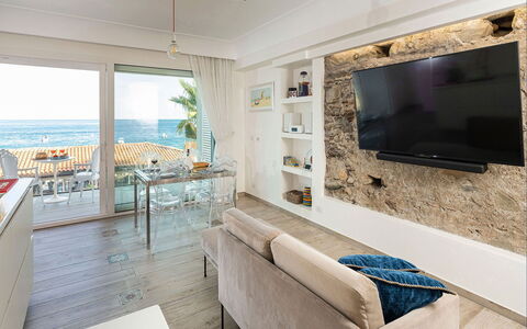 Casa Light Blu: Mueble, Diseño De Interiores, Piso, Suelo, Mar, Departamento, Costa, Habitación, Sala, Oceano