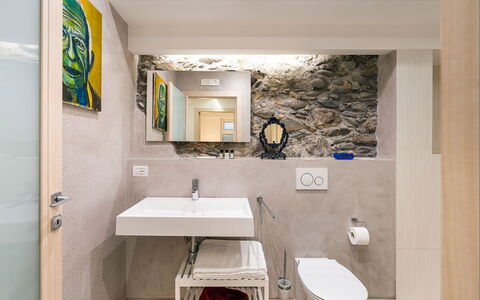 Casa Light Blu: Diseño De Interiores, Piso, Arreglo De Tubería, Pared, Suelo, Lavabo, Baño, Lavabo Del Baño, Techo, Grifo