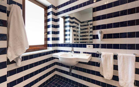 Relais Nike: Azul, Diseño De Interiores, Baño, Piso, Arreglo De Tubería, Suelo, Lavabo Del Baño, Loseta, Material Compuesto, Plomería