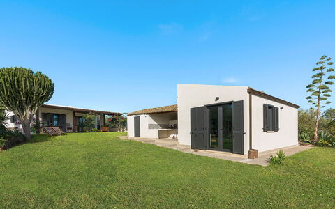 Villa Arcobaleno: Cielo, Casa, Casa, El Terreno Del Lote, Techo, Cabaña, Inmuebles, Puerta, Sombra, Casa De Campo