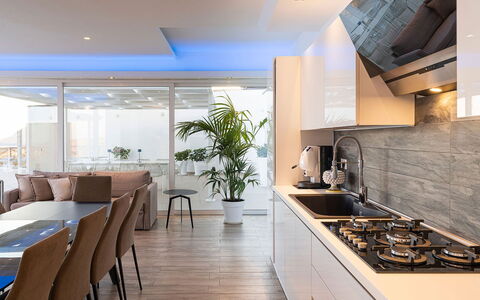 Villa Montallegro: Mueble, Diseño De Interiores, Cocina, Mostrador, Piso, Madera, Suelo, Aparato De Cocina, Techo, Electrodoméstico