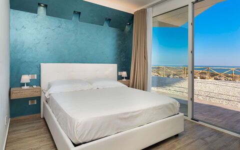 Villa Montallegro: Mueble, Habitación, Madera, Diseño De Interiores, Suelo, Cama, Piso, Lecho, Sábana, Marco De La Cama